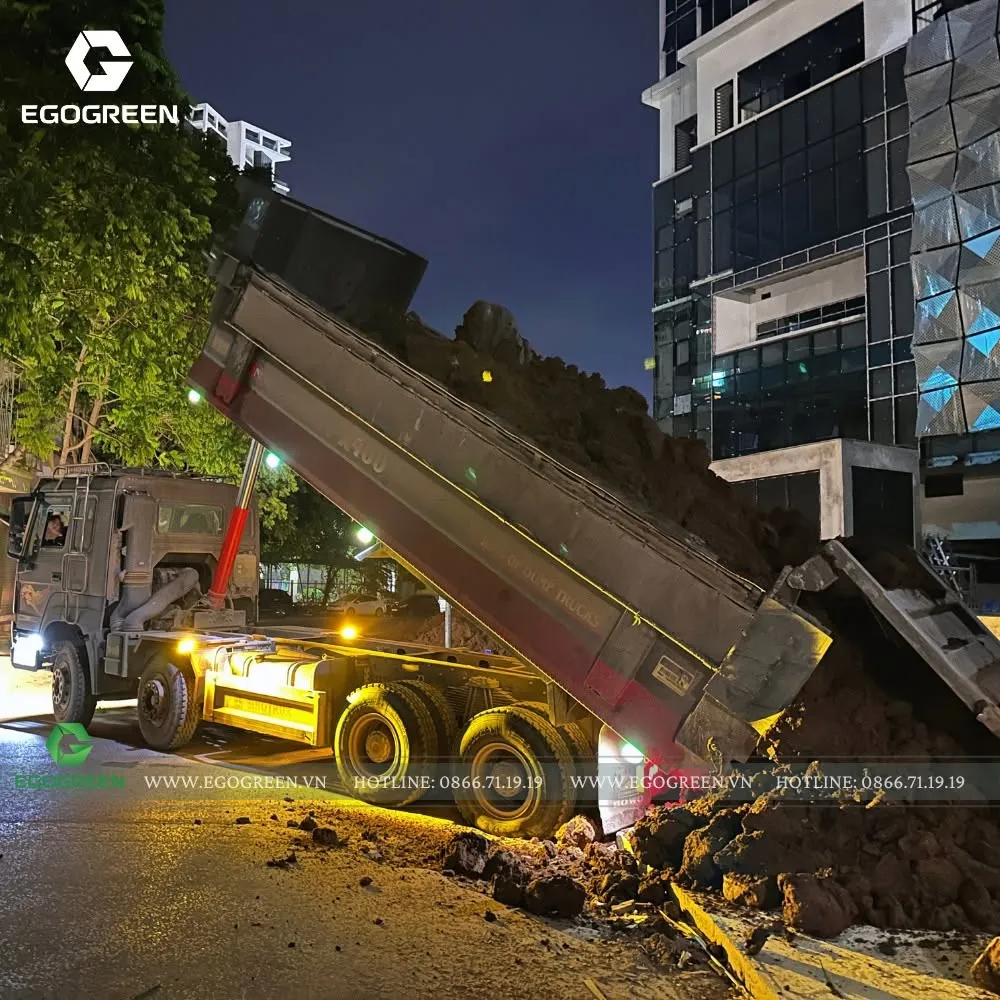 Công trường vẫn sáng đèn trong những giờ cuối để bảo đảm tiến độ dự án.